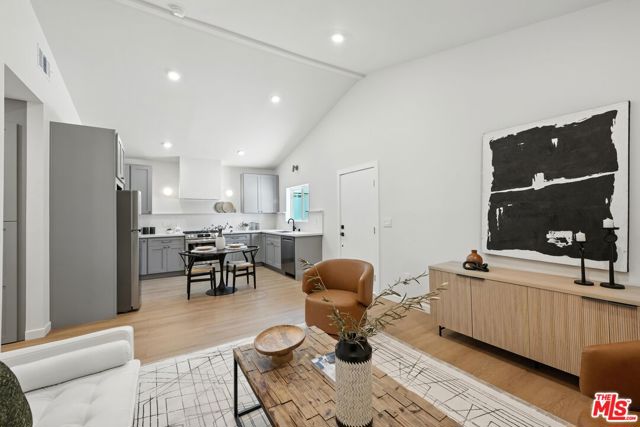 15727 Hartsook Street, Encino CA: https://media.crmls.org/mediaz/2eb4a46e-f2e5-4838-bcd6-5737853ffa28.jpg