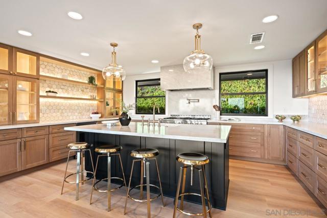 4911 Beaumont Dr, La Mesa CA: https://media.crmls.org/mediaz/2eb5fb56-8708-4992-94b3-f3a2779aa819.jpg