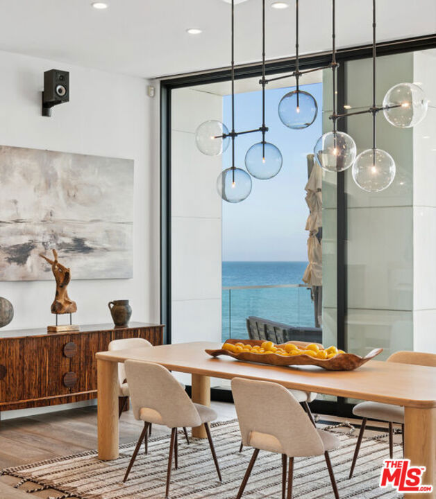 26814 Malibu Cove Colony Drive, Malibu CA: https://media.crmls.org/mediaz/2eb6a6d0-e6a2-4d19-be79-12a364532282.jpg