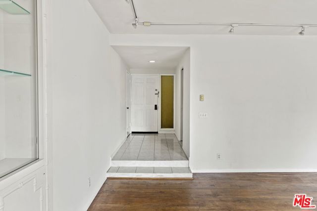 1033 6TH Street, Santa Monica CA: https://media.crmls.org/mediaz/2eb6eeb6-3ab5-4ade-9c98-76438cbf3f37.jpg
