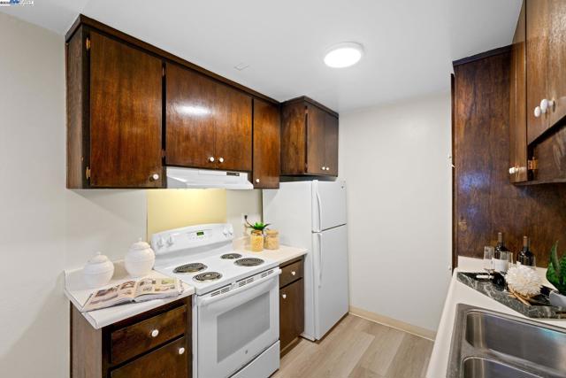 1327 Webster St, Alameda CA: https://media.crmls.org/mediaz/2eb77b21-c878-42b7-9e07-1ed4d0157fc4.jpg