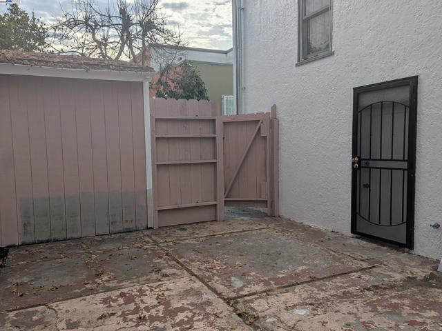 7818 Arthur St, Oakland CA: https://media.crmls.org/mediaz/2eb787cf-2809-48d9-9560-f5afdef568e8.jpg