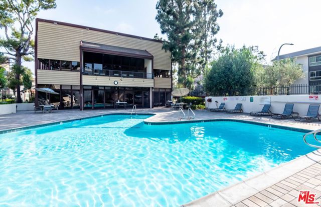 6000 CANTERBURY Drive, Culver City CA: https://media.crmls.org/mediaz/2eb7ad76-f630-4b99-854a-977b105717f9.jpg