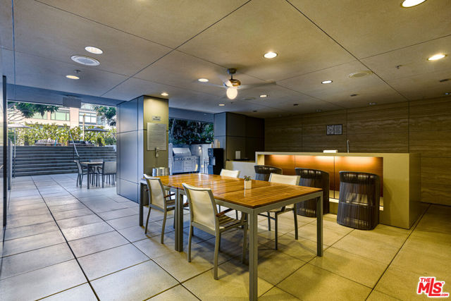 1155 S Grand Avenue, Los Angeles CA: https://media.crmls.org/mediaz/2eb7d6d2-9dd5-45f8-afed-3d6c626528b8.jpg