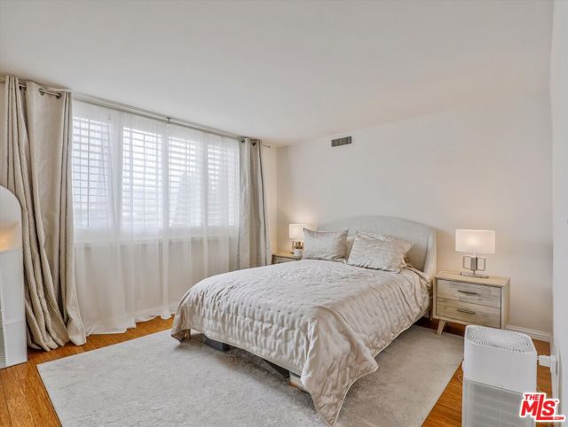 9950 Durant Drive, Beverly Hills CA: https://media.crmls.org/mediaz/2eb83ebd-3225-4a28-aee8-bdaeb54f28bf.jpg