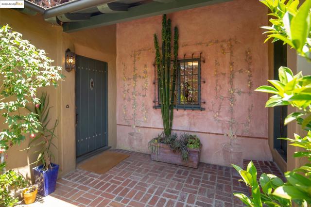 6257 Girvin Dr, Oakland CA: https://media.crmls.org/mediaz/2eb84aac-3a7a-4891-a89e-e49118ba47c4.jpg