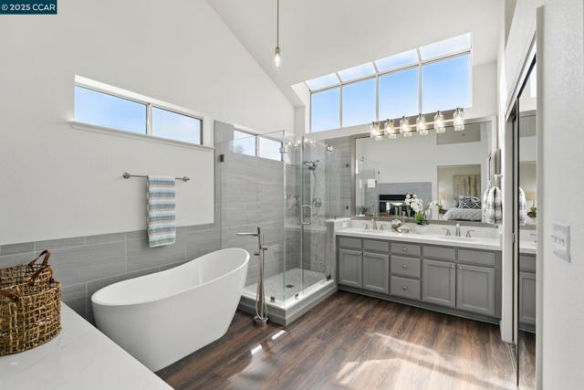 30300 Meridien Cir, Union City CA: https://media.crmls.org/mediaz/2eb88328-e17f-4561-8a58-4503d2fbec99.jpg