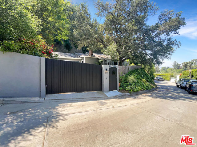 2252 Verde Oak Drive, Los Angeles CA: https://media.crmls.org/mediaz/2eb889b8-8b1f-45a0-b3c7-727fafa00497.jpg