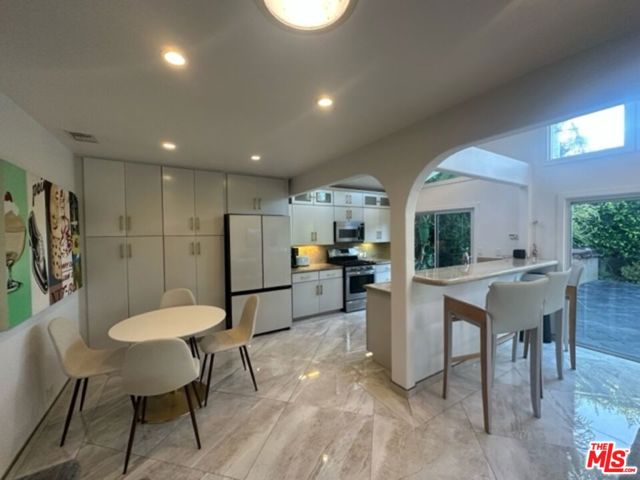 425 Sunridge Street, Playa del Rey CA: https://media.crmls.org/mediaz/2eb8e76d-5851-4980-8fa2-bcda057d969a.jpg