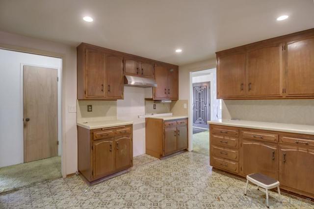 954 Harbor View Dr, San Diego CA: https://media.crmls.org/mediaz/2eb9194a-1723-47e2-8692-f7e2750f1e02.jpg