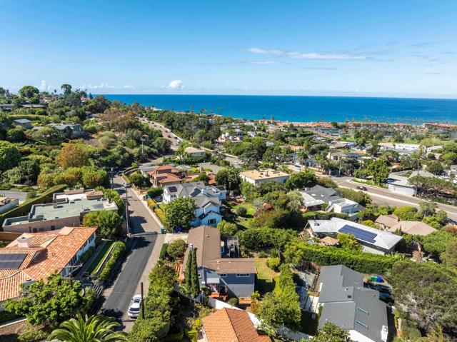 7850 Roseland Dr, La Jolla CA: https://media.crmls.org/mediaz/2eb94ae1-b030-4a3c-aa04-568698c95433.jpg