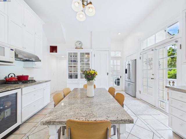 1709 Myrtle St, Oakland CA: https://media.crmls.org/mediaz/2eb99b18-82eb-4bd7-953d-4fda4bf40afb.jpg