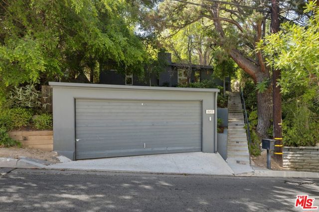 8811 Wonderland Avenue, Los Angeles CA: https://media.crmls.org/mediaz/2ebc22e6-01a5-4fdc-b294-0319c6d056ad.jpg