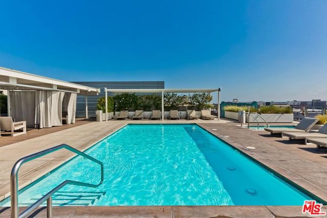 530 S Hewitt Street, Los Angeles CA: https://media.crmls.org/mediaz/2ebc2479-2047-447a-929a-c3baf6162816.jpg