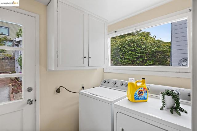 262 Byxbee St, San Francisco CA: https://media.crmls.org/mediaz/2ebc3ec1-162e-4afe-ba27-96b5aee86a9a.jpg