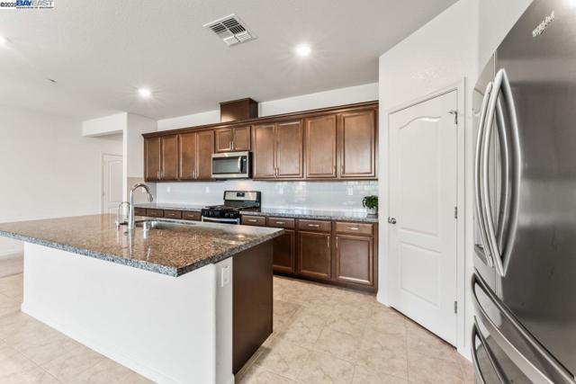 323 Sacramento St, Lathrop CA: https://media.crmls.org/mediaz/2ebdf8bb-2c14-4ad6-920e-ec138c3836fe.jpg