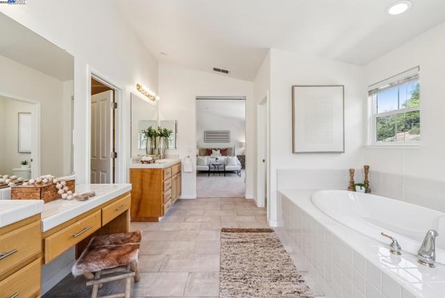 4110 Mystic View Ct, Hayward CA: https://media.crmls.org/mediaz/2ebe420d-1f65-4881-a221-83ad0ab1a0a9.jpg