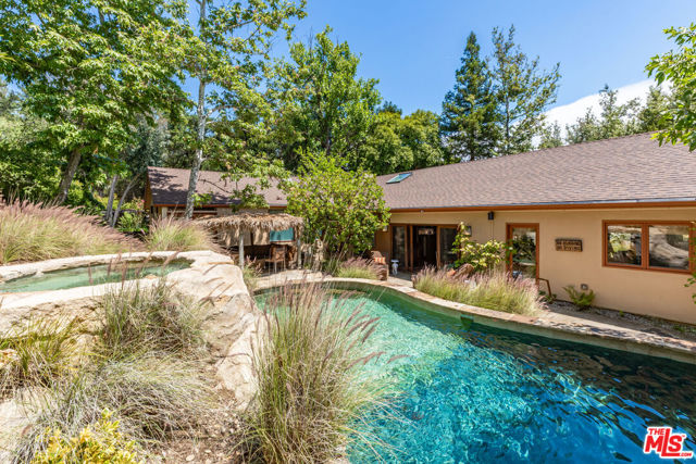 1064 Meadows End Drive, Calabasas CA: https://media.crmls.org/mediaz/2ebff0e3-d085-4735-be60-58ebcb5e59fe.jpg