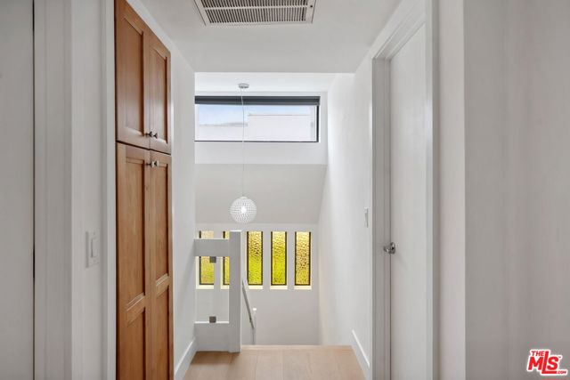 234 S Tower Drive, Beverly Hills CA: https://media.crmls.org/mediaz/2ec04ba4-5593-4795-bdea-6ab85280ef26.jpg