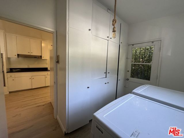 1555 San Ysidro Drive, Beverly Hills CA: https://media.crmls.org/mediaz/2ec218ae-ac0f-4aae-9ee3-90e97c1484df.jpg