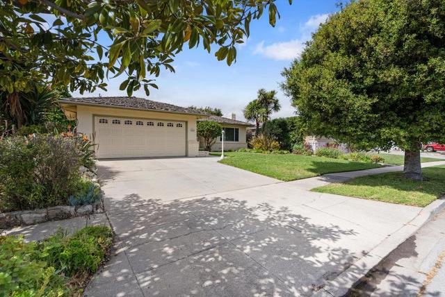 1052 San Simeon Drive, Salinas CA: https://media.crmls.org/mediaz/2ec255f2-3884-4a80-a799-51da6636cd78.jpg