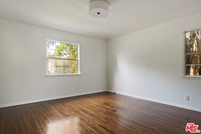 3032 Oakhurst Avenue, Los Angeles CA: https://media.crmls.org/mediaz/2ec2b4f8-d3cb-4452-9812-abbf81c25371.jpg
