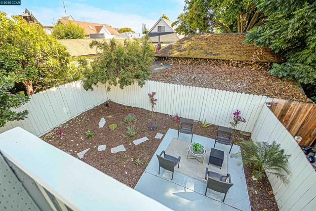 767 47Th St, Oakland CA: https://media.crmls.org/mediaz/2ec3b759-adb3-4582-98d2-83125fdc5fea.jpg