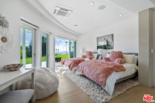 6375 Gayton Place, Malibu CA: https://media.crmls.org/mediaz/2ec3d316-352d-42d8-b992-15ec7453e4d4.jpg