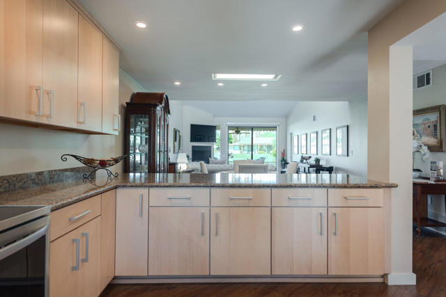 84 La Ronda Drive, Rancho Mirage CA: https://media.crmls.org/mediaz/2ec402bc-07de-4c67-b8af-a4e1f154b40f.jpg