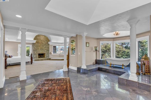 219 Valley Oaks Dr, Alamo CA: https://media.crmls.org/mediaz/2ec4a740-f738-4537-9ae9-824c0b5fcbc5.jpg