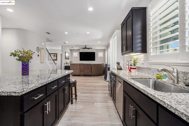 525 Stone Mountain Dr, Oakley CA: https://media.crmls.org/mediaz/2ec4b199-4496-4979-a789-454201310cf5.jpg