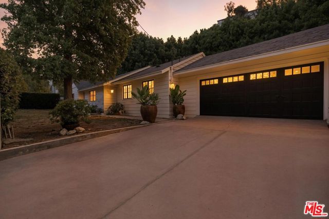 1450 N Bundy Drive, Los Angeles CA: https://media.crmls.org/mediaz/2ec4f5dd-1ca2-433b-9aee-2ff3fe781bd2.jpg