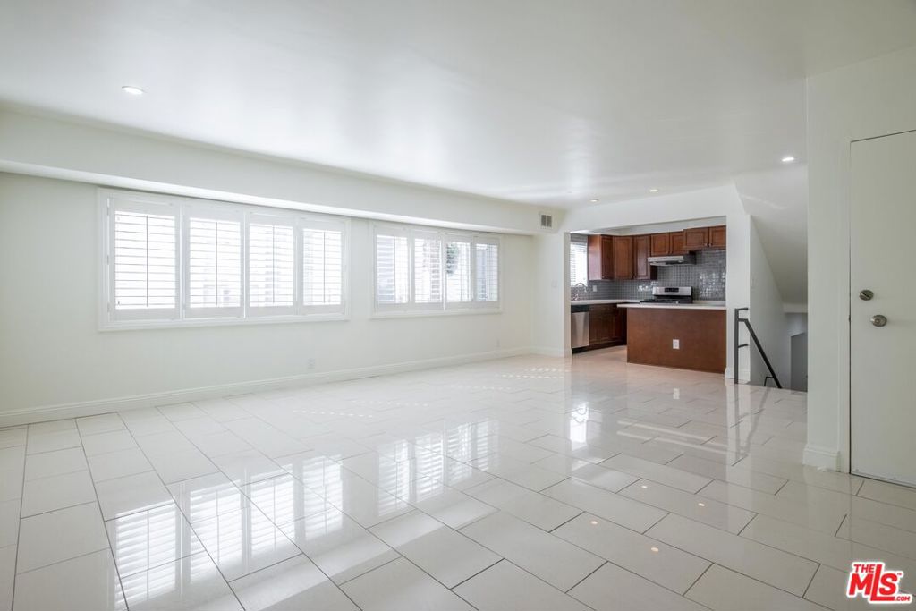 148 S Reeves Drive #4