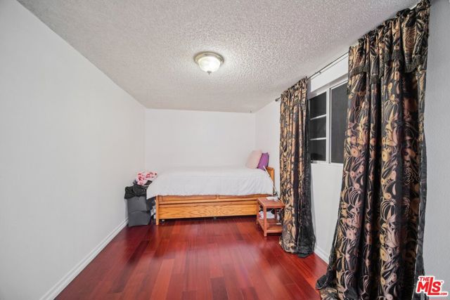 9520 Via Tivoli, Burbank CA: https://media.crmls.org/mediaz/2ec7800d-a7eb-4201-8102-682adbd1292b.jpg