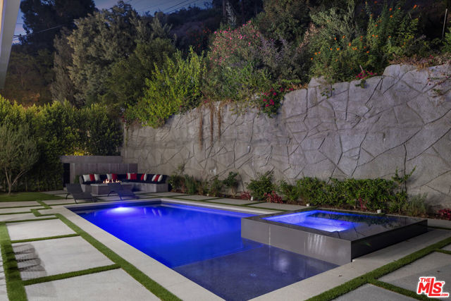 1530 N Beverly Drive, Beverly Hills CA: https://media.crmls.org/mediaz/2ec8c260-6c71-4d48-94ee-b10b04333a91.jpg