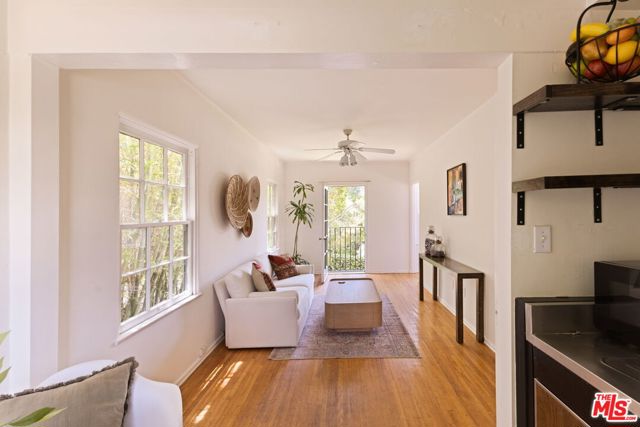 306 AMALFI Drive, Santa Monica CA: https://media.crmls.org/mediaz/2ec8f172-3a4f-4978-a50f-ca182244744f.jpg