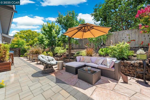 3121 Del Oceano Dr, Lafayette CA: https://media.crmls.org/mediaz/2ec97ebd-64a0-48a1-8d0e-718f095f895d.jpg