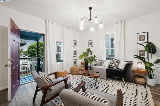 2449 26TH AVENUE, Oakland CA: https://media.crmls.org/mediaz/2ecab914-2daf-44f5-85c1-afc72a8d2762.jpg