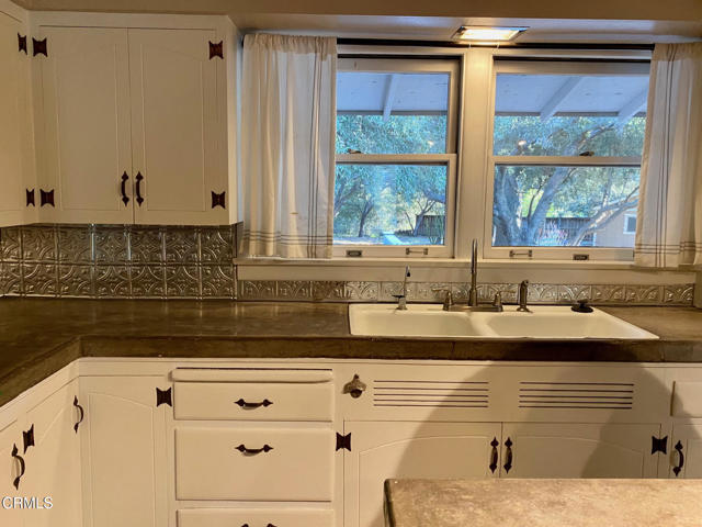 1073 Shippee Lane, Ojai CA: https://media.crmls.org/mediaz/2ecc335f-badf-470e-9dd3-38ae11d6a259.jpg