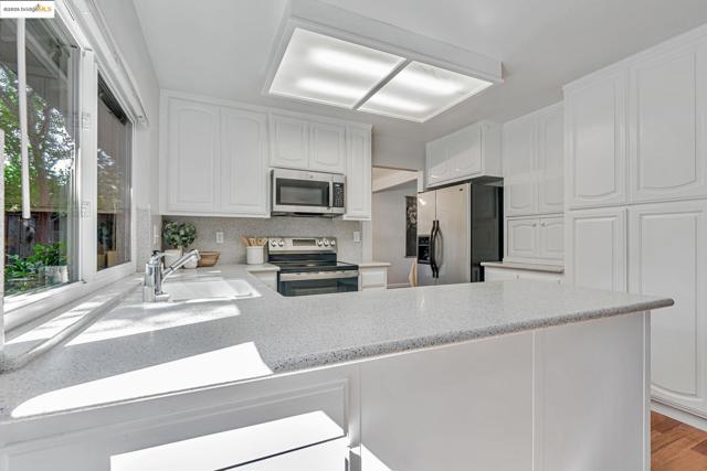 4414 Willow Glen Ct, Concord CA: https://media.crmls.org/mediaz/2ecd287c-e4c8-4888-b990-2d90b09678f1.jpg