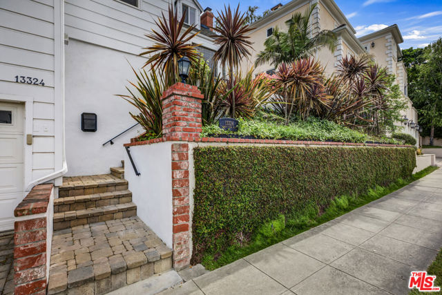 13324 Valley Vista Boulevard, Sherman Oaks CA: https://media.crmls.org/mediaz/2ece3640-48de-472e-87d2-f5bbea21d198.jpg