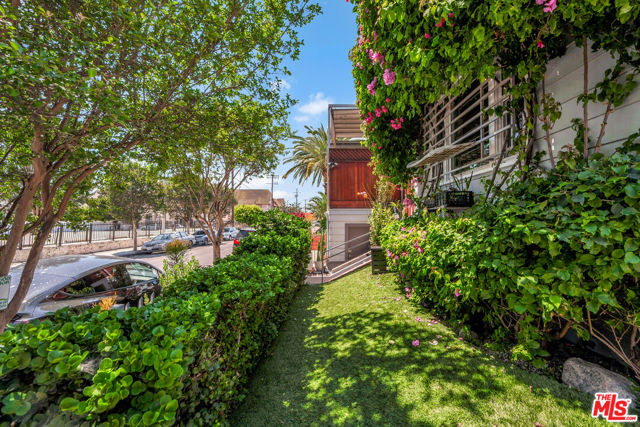 461 N St Andrews Place, Los Angeles CA: https://media.crmls.org/mediaz/2ece7923-d9c9-437d-8b44-fa3d214b121e.jpg