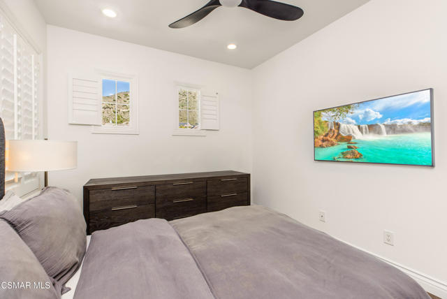 6072 Mandeville Place, Oak Park CA: https://media.crmls.org/mediaz/2ecef7ae-d7cd-48dd-9d5e-aa34f456c0f1.jpg