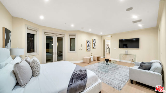 1447 San Ysidro Drive, Beverly Hills CA: https://media.crmls.org/mediaz/2ecfce79-5d72-4d13-ba2a-87244c903861.jpg