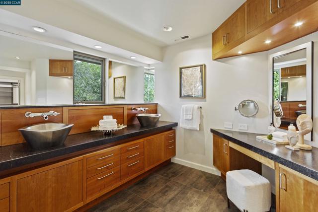 1121 Estates Dr, Lafayette CA: https://media.crmls.org/mediaz/2ed02b10-7e9c-4cf7-a3d3-075a8f4b5399.jpg