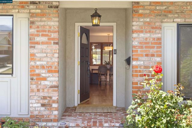 1752 Berrywood Ct, Concord CA: https://media.crmls.org/mediaz/2ed09649-7a48-4cf3-a789-4d54ad9a12a5.jpg