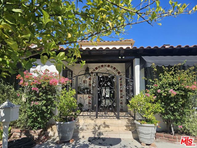 424 N Arden Boulevard, Los Angeles CA: https://media.crmls.org/mediaz/2ed0e347-bf63-40ce-8fbc-29408e7b6d5d.jpg