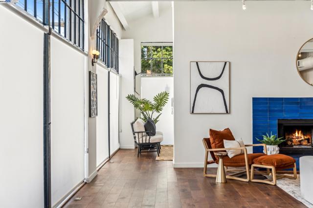 311 4th St, Oakland CA: https://media.crmls.org/mediaz/2ed10830-722b-43f3-9c48-a40177651d01.jpg
