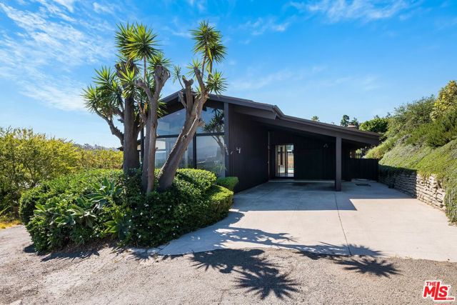 5961 Wrightcrest Drive, Culver City CA: https://media.crmls.org/mediaz/2ed1a16a-d1a0-4246-8c00-3e30f685d1f3.jpg