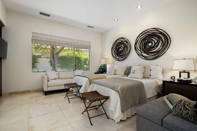 945 Hawk Hill Trail, Palm Desert CA: https://media.crmls.org/mediaz/2ed228cc-c23f-46c1-b7ed-c2825804f63e.jpg
